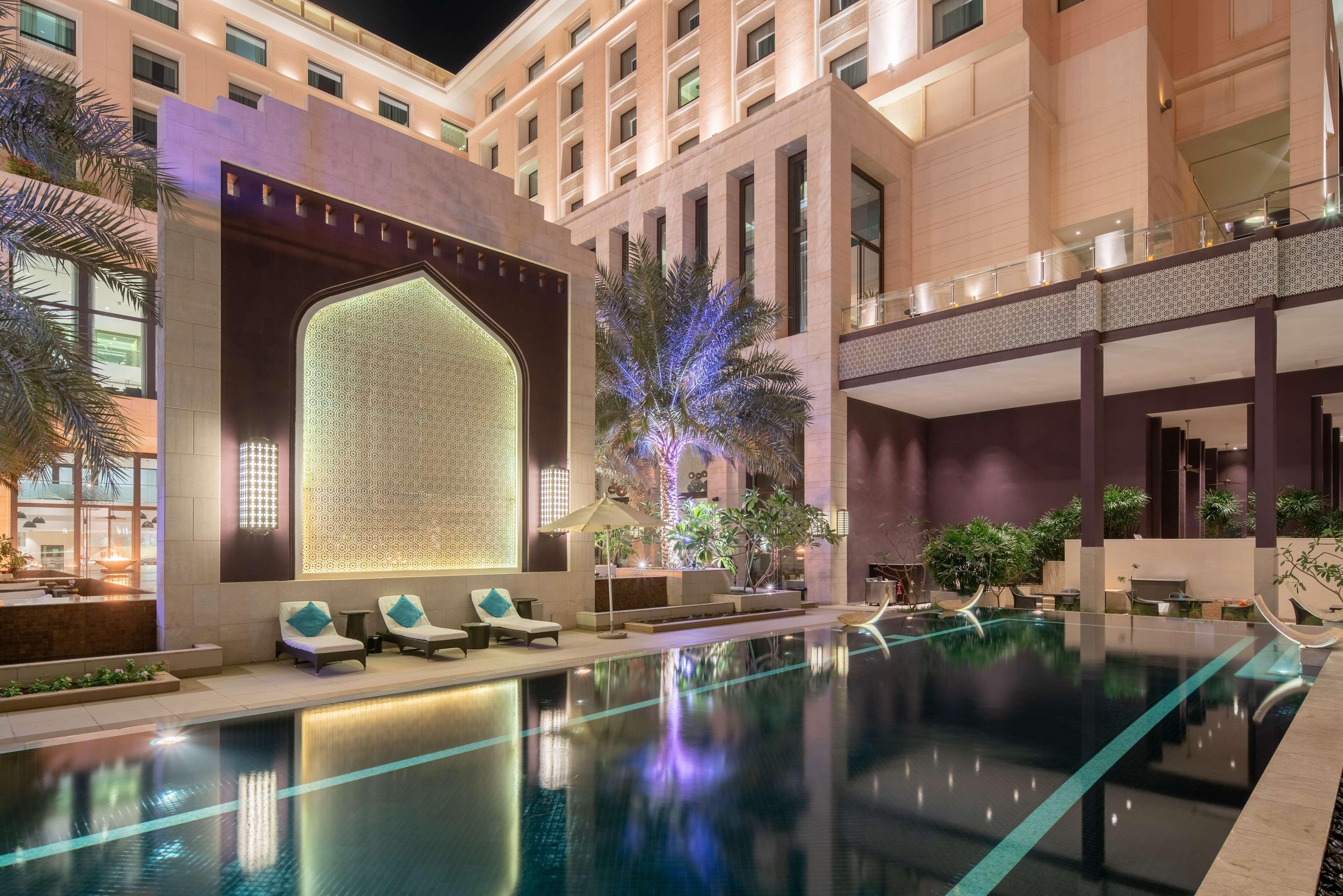 Radisson Collection Muscat, Hormuz Grand Ξενοδοχείο Εξωτερικό φωτογραφία The pool at the hotel