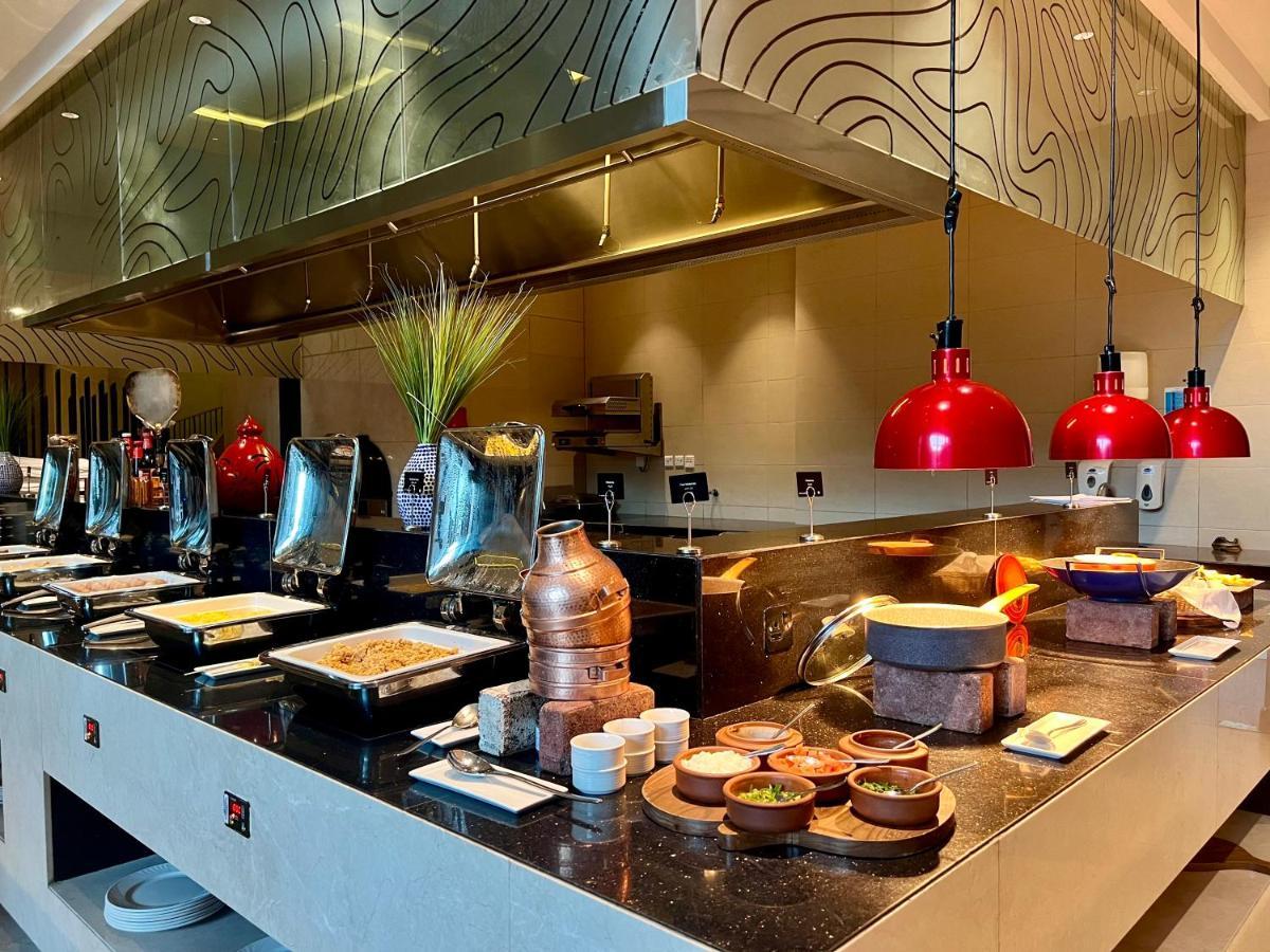 Radisson Collection Muscat, Hormuz Grand Ξενοδοχείο Εξωτερικό φωτογραφία A buffet at a hotel