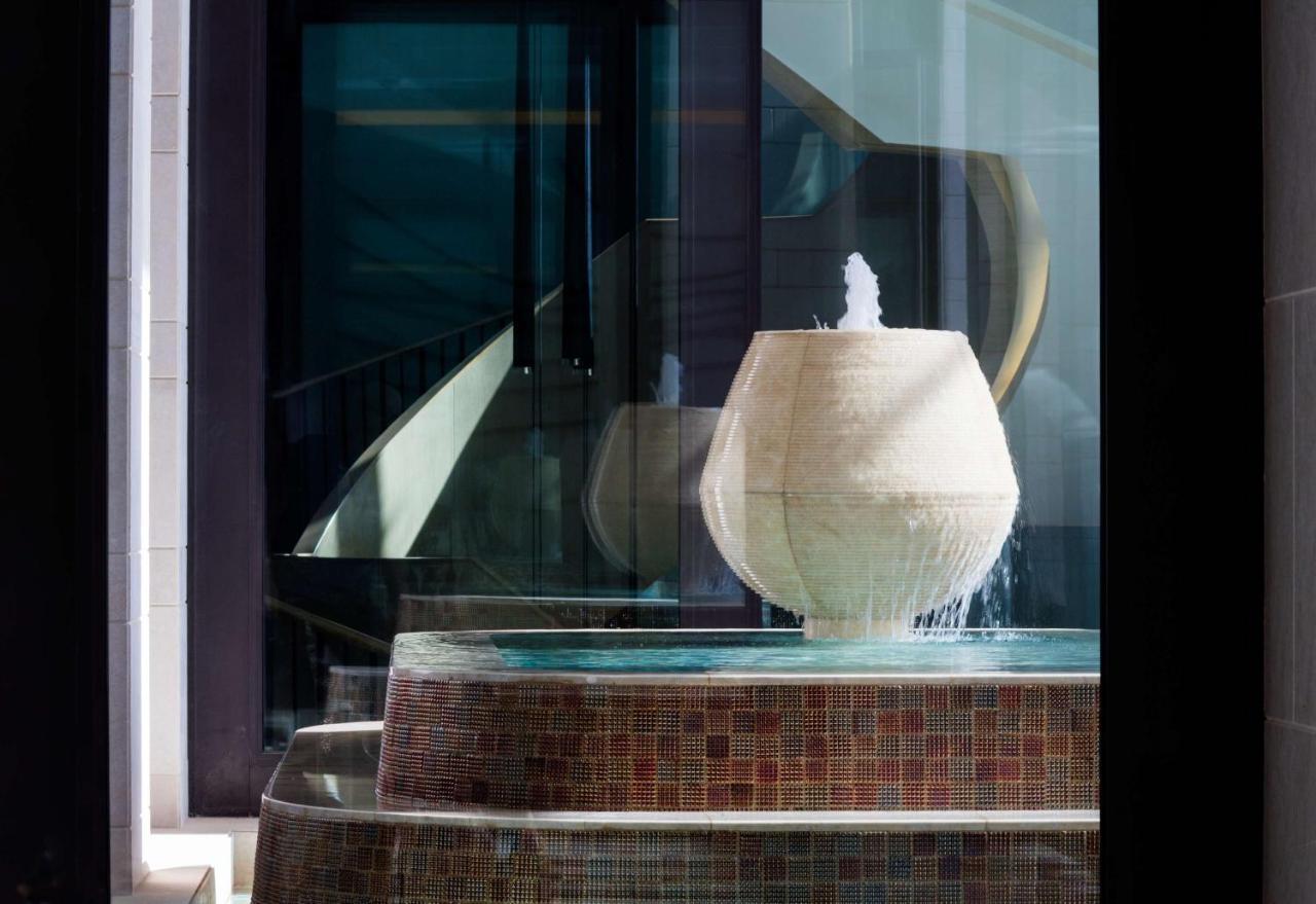 Radisson Collection Muscat, Hormuz Grand Ξενοδοχείο Εξωτερικό φωτογραφία Fountain at the entrance of the hotel